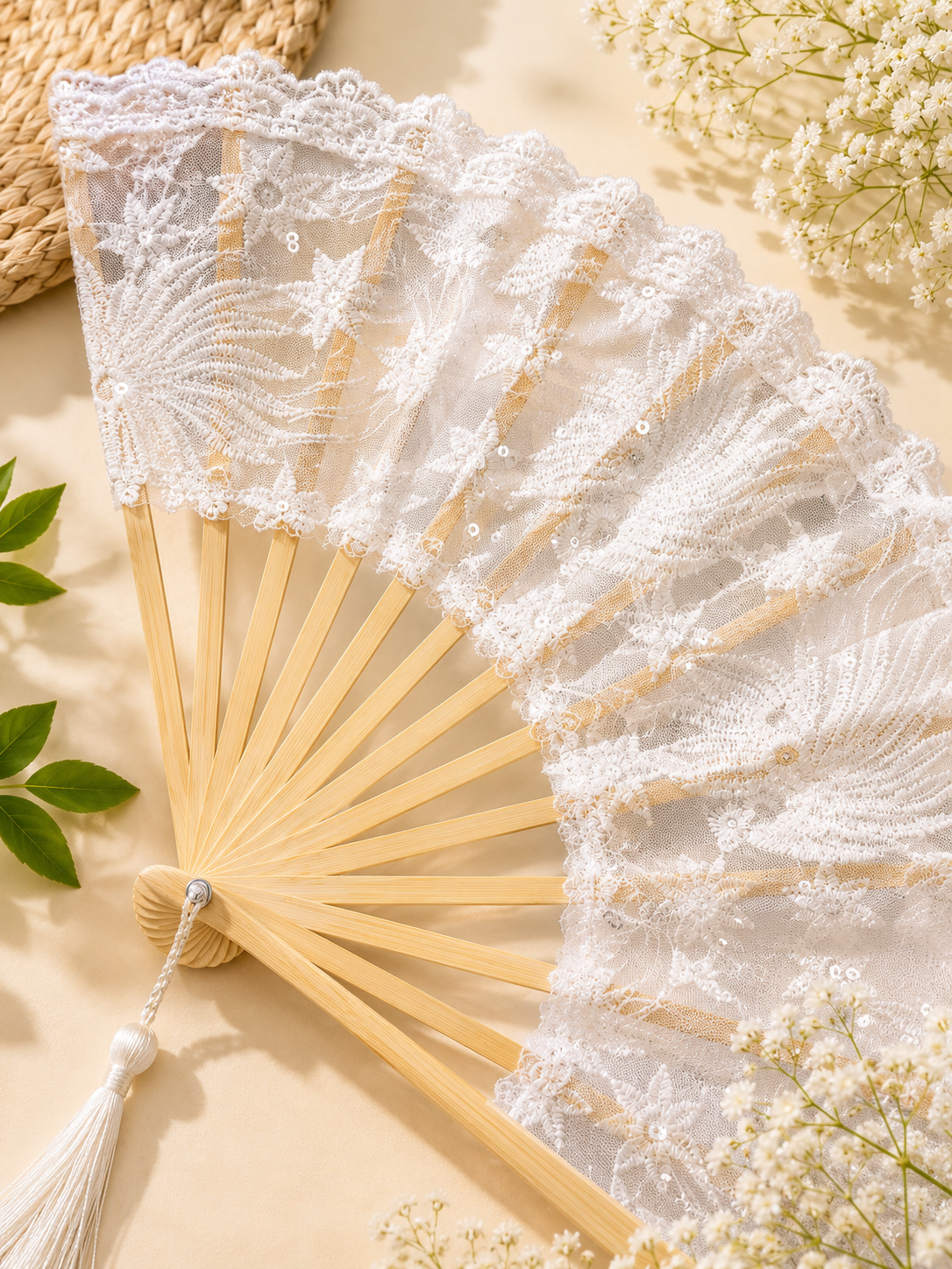 Elegant White Lace Folding Hand Fan