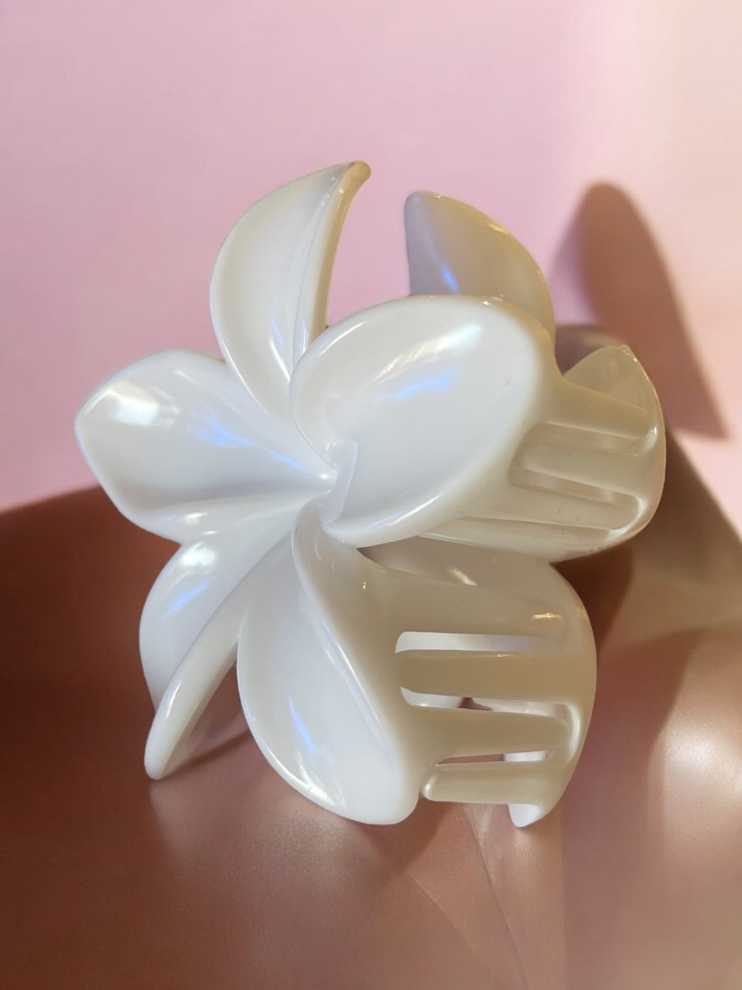 White Flower Hair Claw Clips Hawaiian Girls Hair Accessories Frangipani Charms Ponytail Holder Barrette Shark Hair Clips