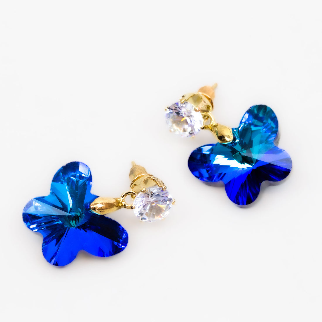 Butterfly-shaped earrings with shiny stone