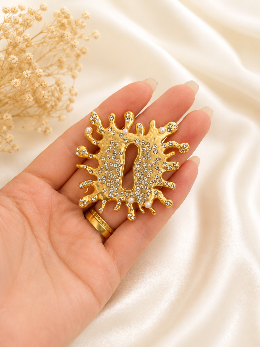 edit photo & change background, make it Shopify-ready for this brooch