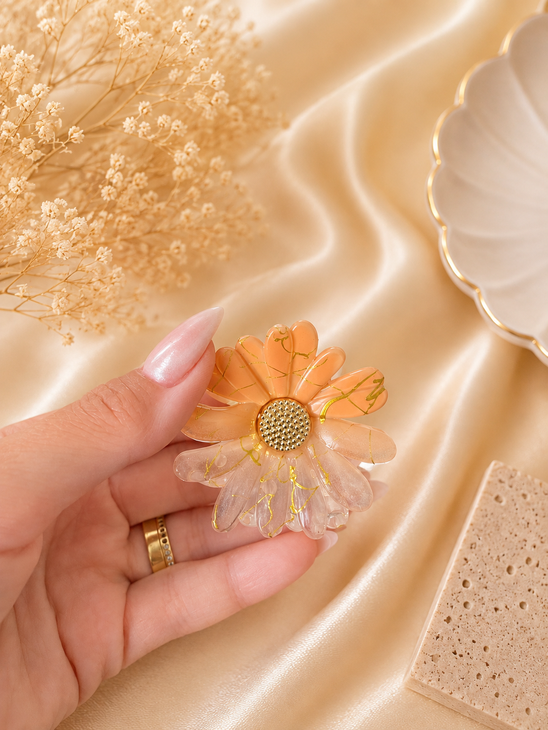 Bloom Daisy Acrylic Hair Claw Clip – Floral Hair Clip for Women & Girls