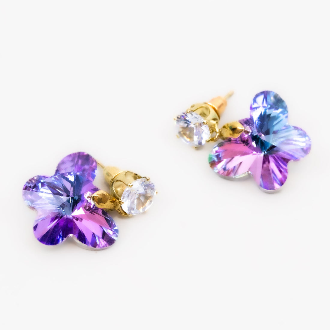 Butterfly-shaped earrings with shiny stone