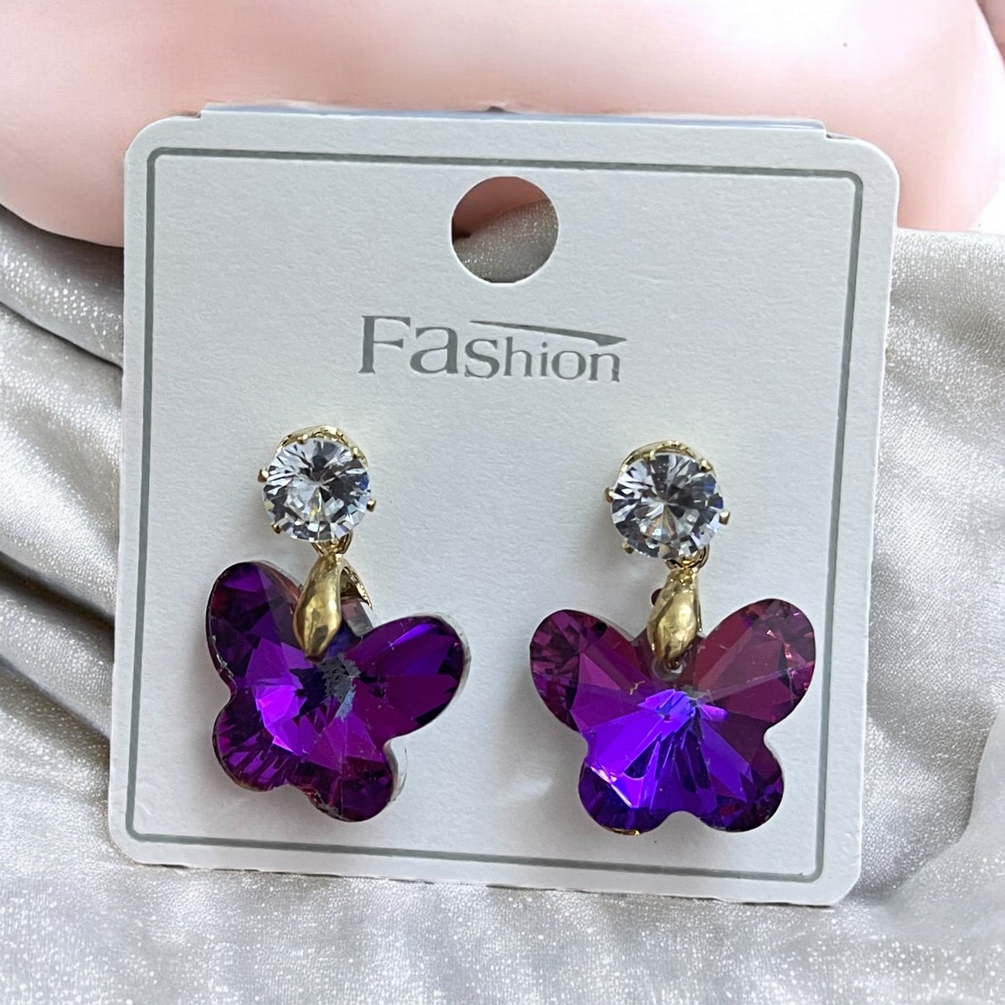 Butterfly-shaped earrings with shiny stone