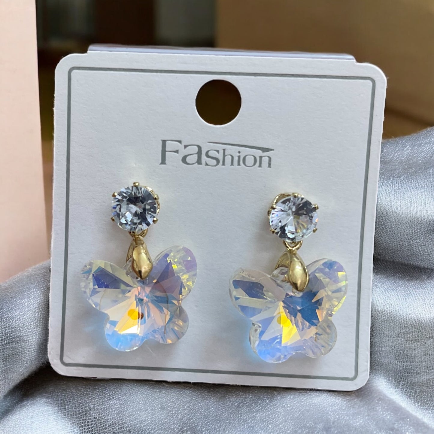 Butterfly-shaped earrings with shiny stone