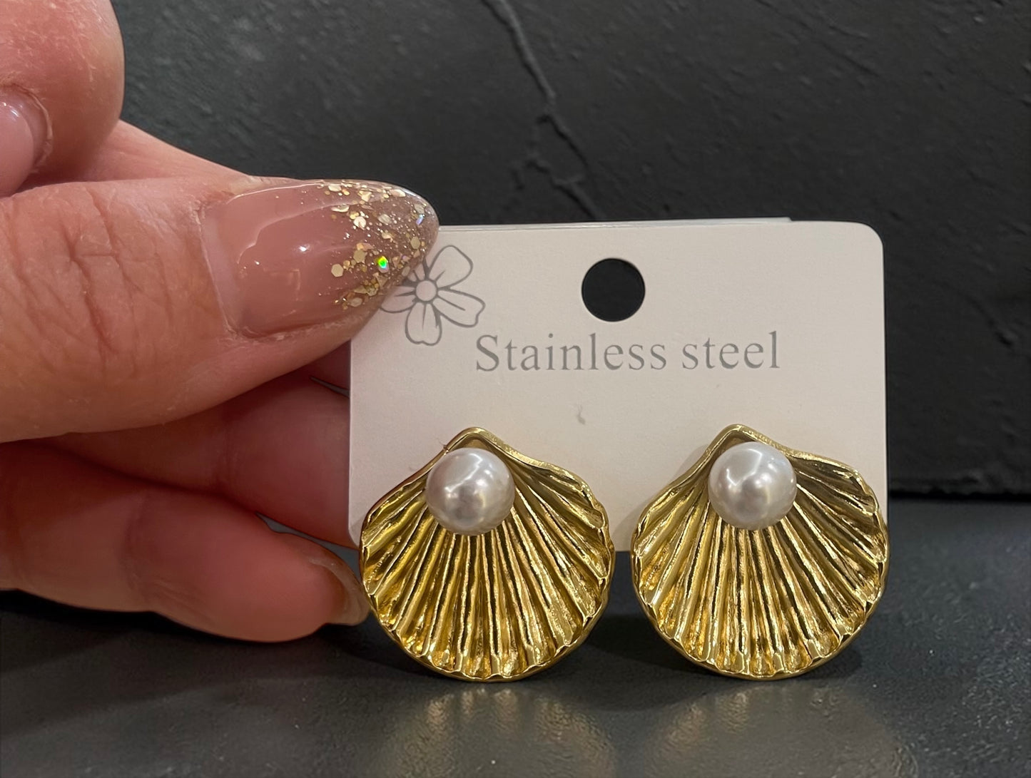 Charming heavy metal fan-shaped pearl 18K women's earrings, waterproof and non-fading stainless steel, wife gift