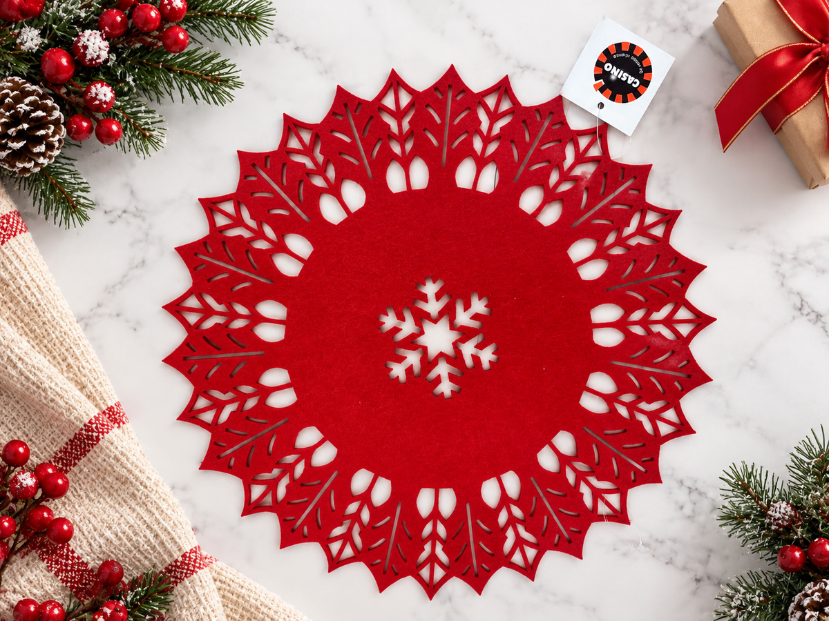Red Christmas Snowflake Felt Placemat – 28 cm Holiday Table Decor