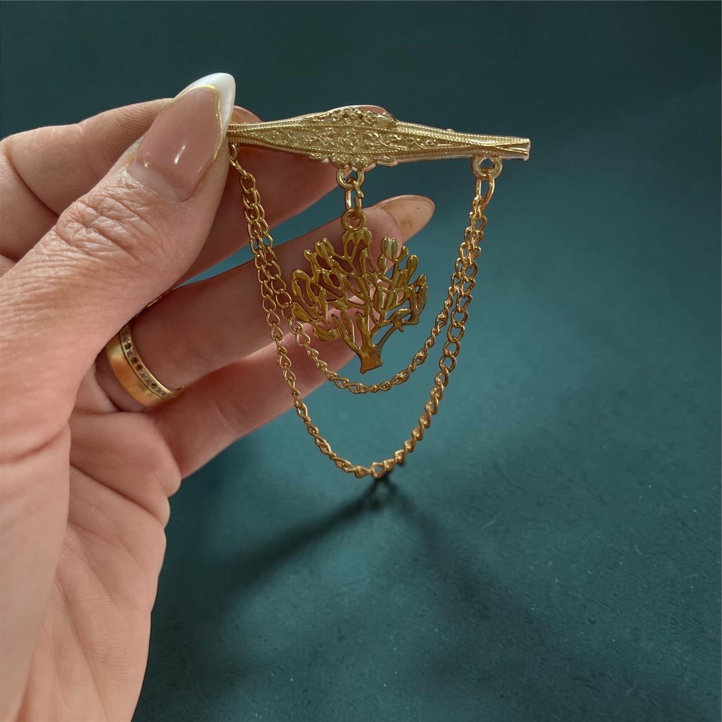 Vintage Gold Tree Brooch Chain – Elegant Nature-Inspired Statement Pin