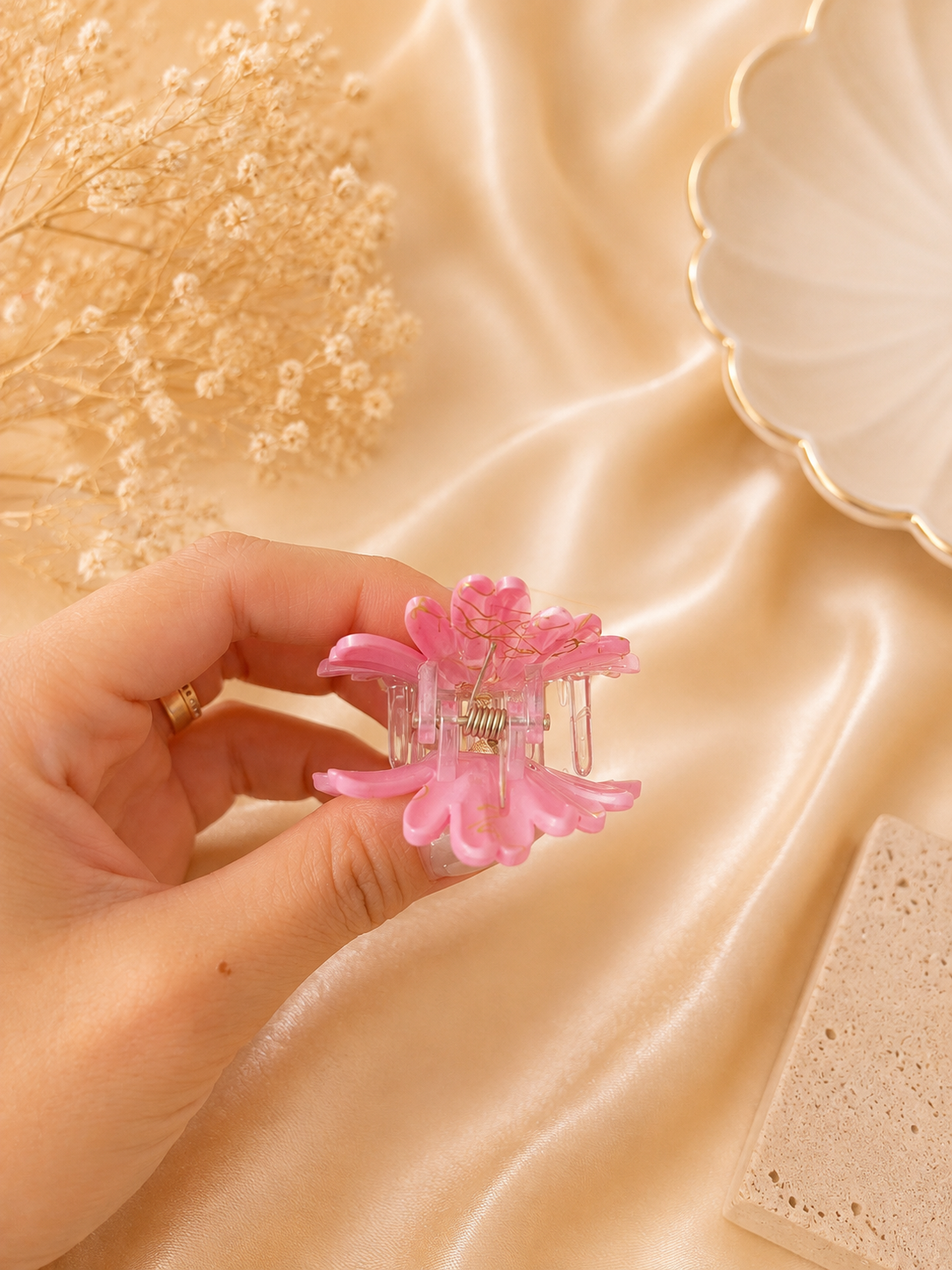 Bloom Daisy Acrylic Hair Claw Clip – Floral Hair Clip for Women & Girls