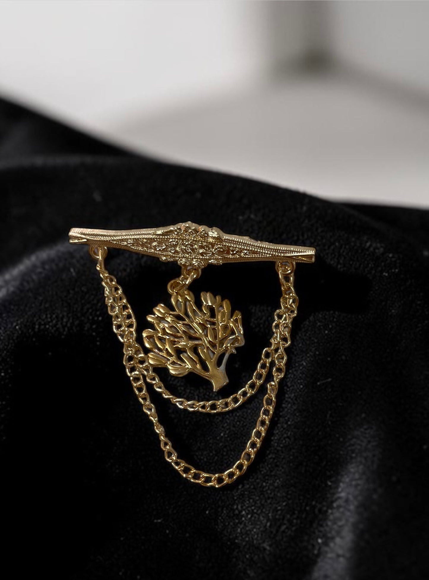 Vintage Gold Tree Brooch Chain – Elegant Nature-Inspired Statement Pin