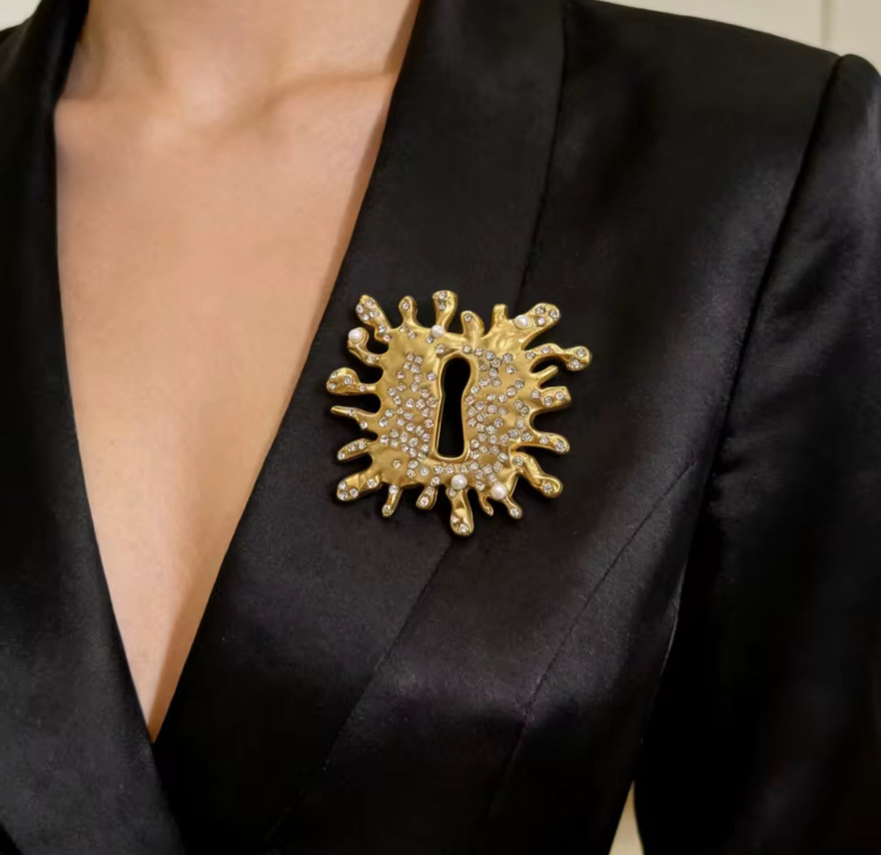 edit photo & change background, make it Shopify-ready for this brooch