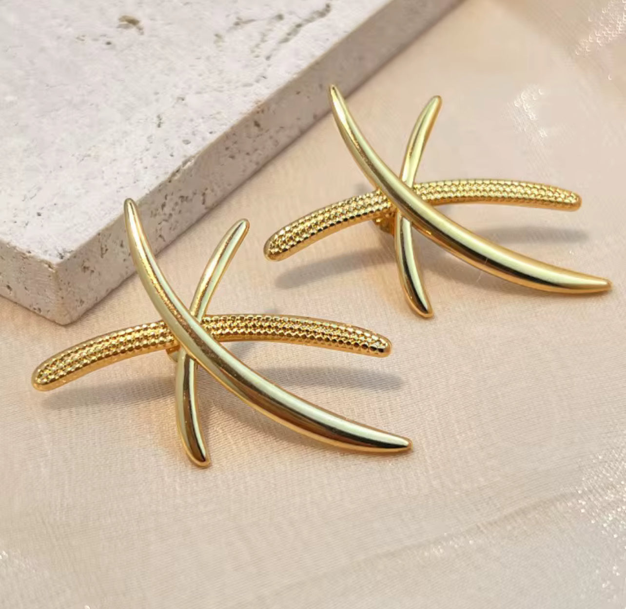 Charming heavy metal fan-shaped pearl 18K women's earrings, waterproof and non-fading stainless steel, wife gift