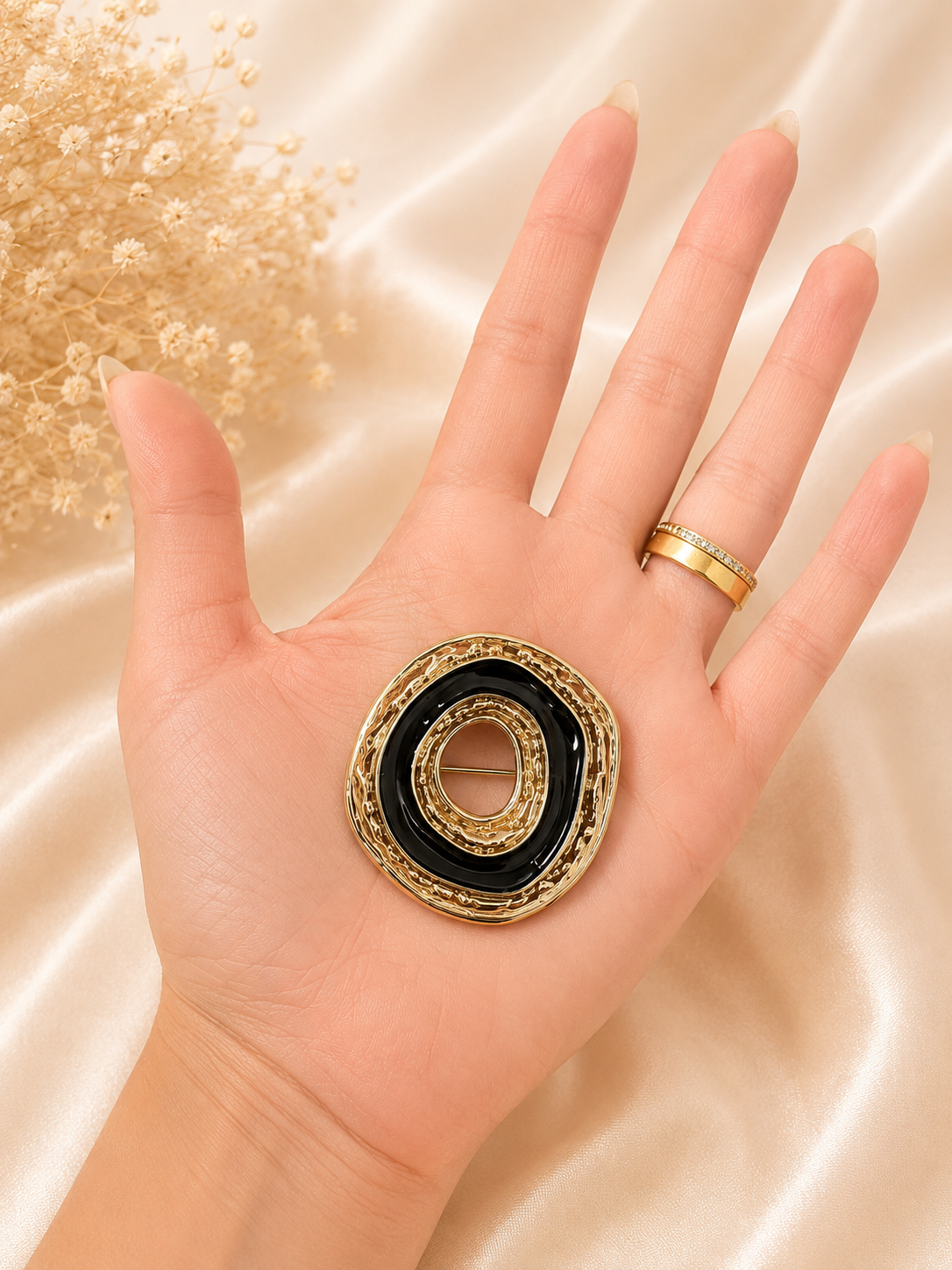 Vintage Black & Gold Circle Brooch