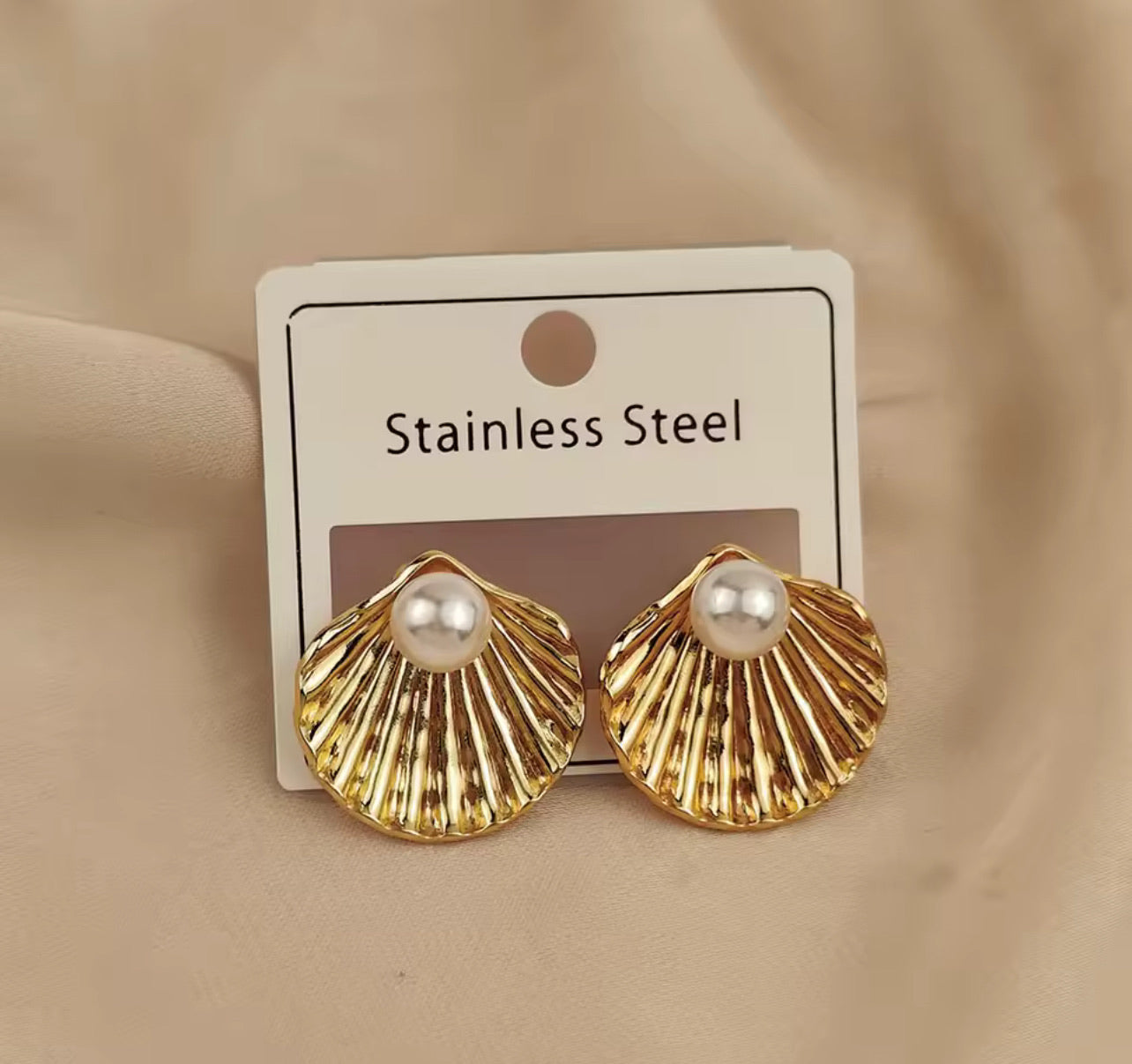 Charming heavy metal fan-shaped pearl 18K women's earrings, waterproof and non-fading stainless steel, wife gift