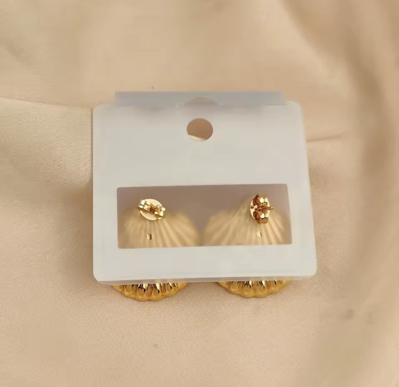 Charming heavy metal fan-shaped pearl 18K women's earrings, waterproof and non-fading stainless steel, wife gift