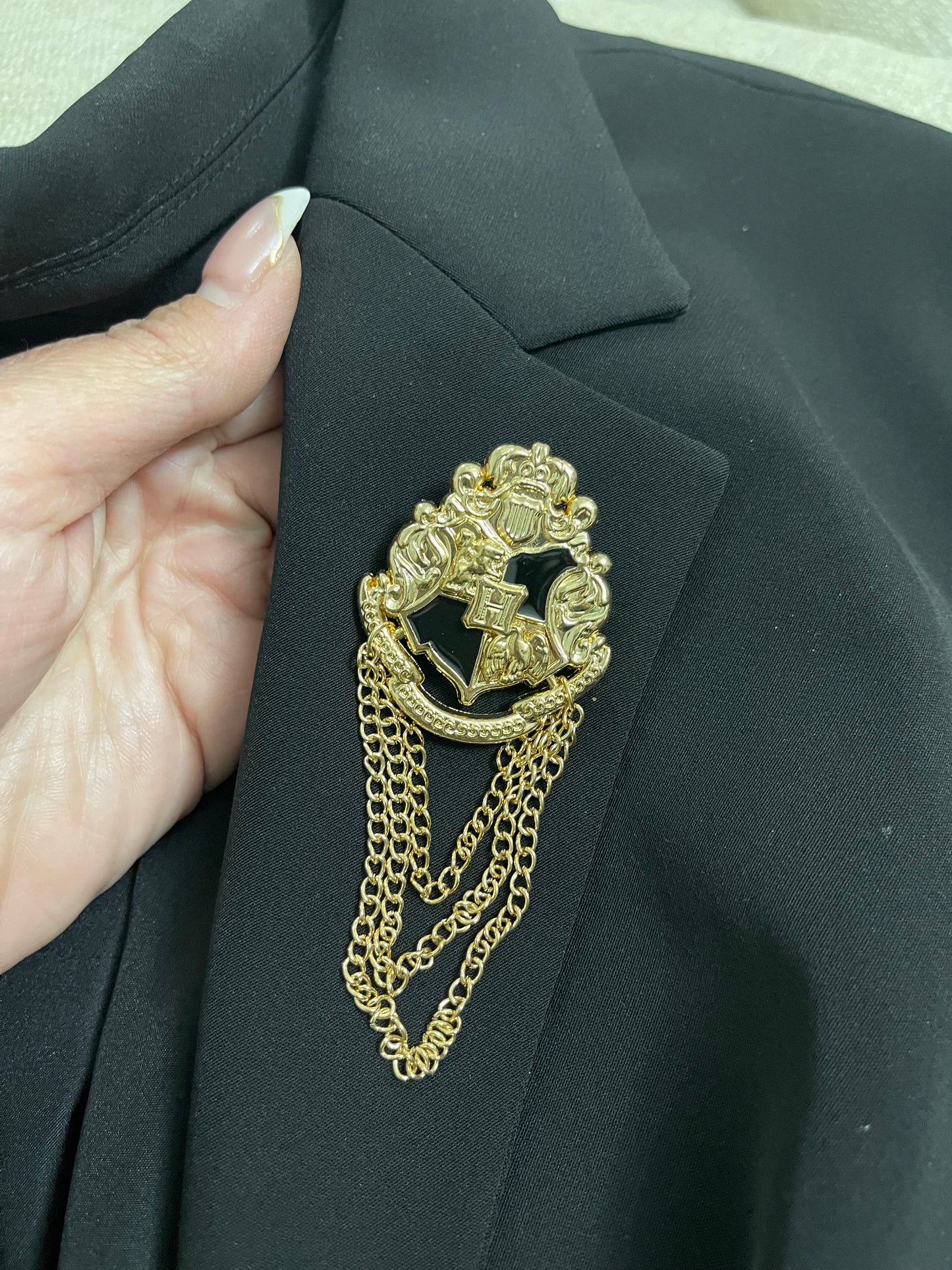 🖤✨ Elegant Vintage Crest Brooch with Chains