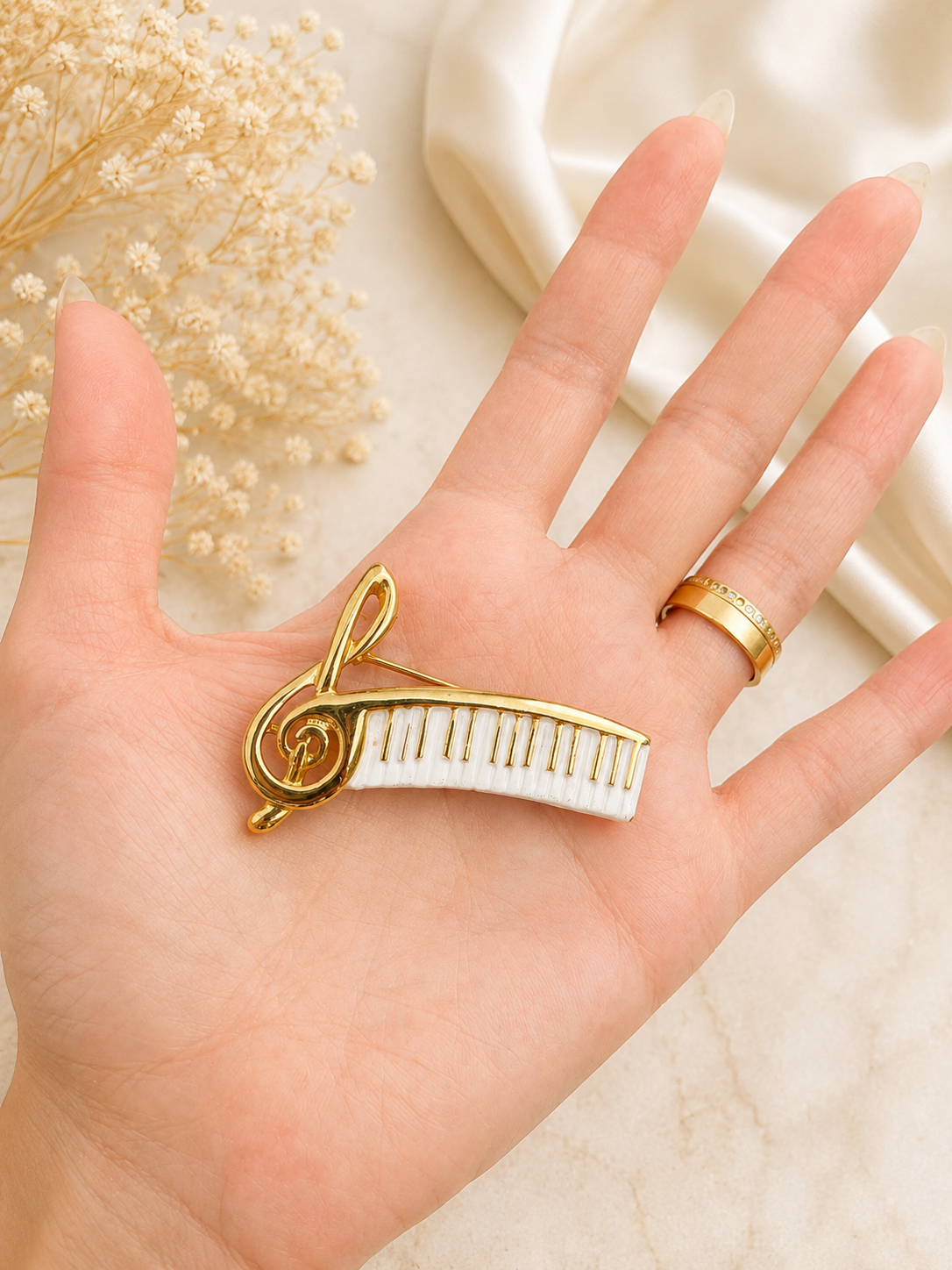 🎼 Golden Melody Piano Brooch