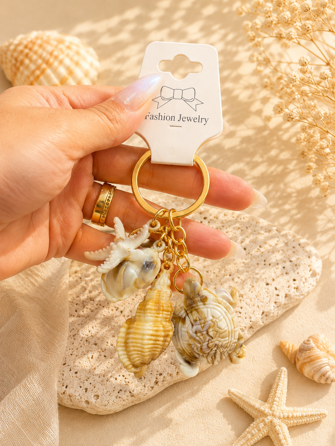 Beach-Inspired Seashell Charm Keychain – Gold Ocean-Themed Keyring