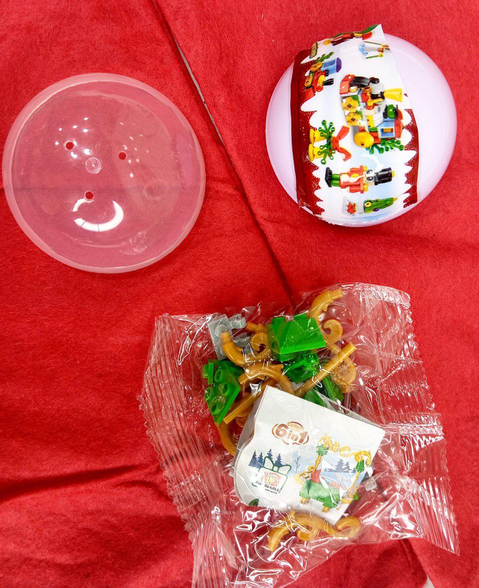 Christmas Surprise Building Ball 6-in-1 Toy Set 🎅 – Mini Lego Blocks Inside (Santa & Reindeer Theme)