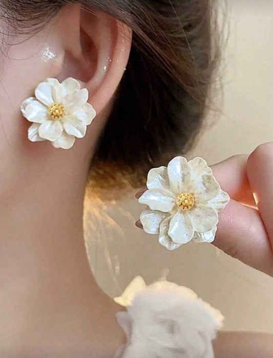 1 Pair Minimalist White Flower Resin Earrings, Unique Design, Versatile, Fashionable, Lightweight, Luxurious Feel, Suitable For Women Everyday And Occasions