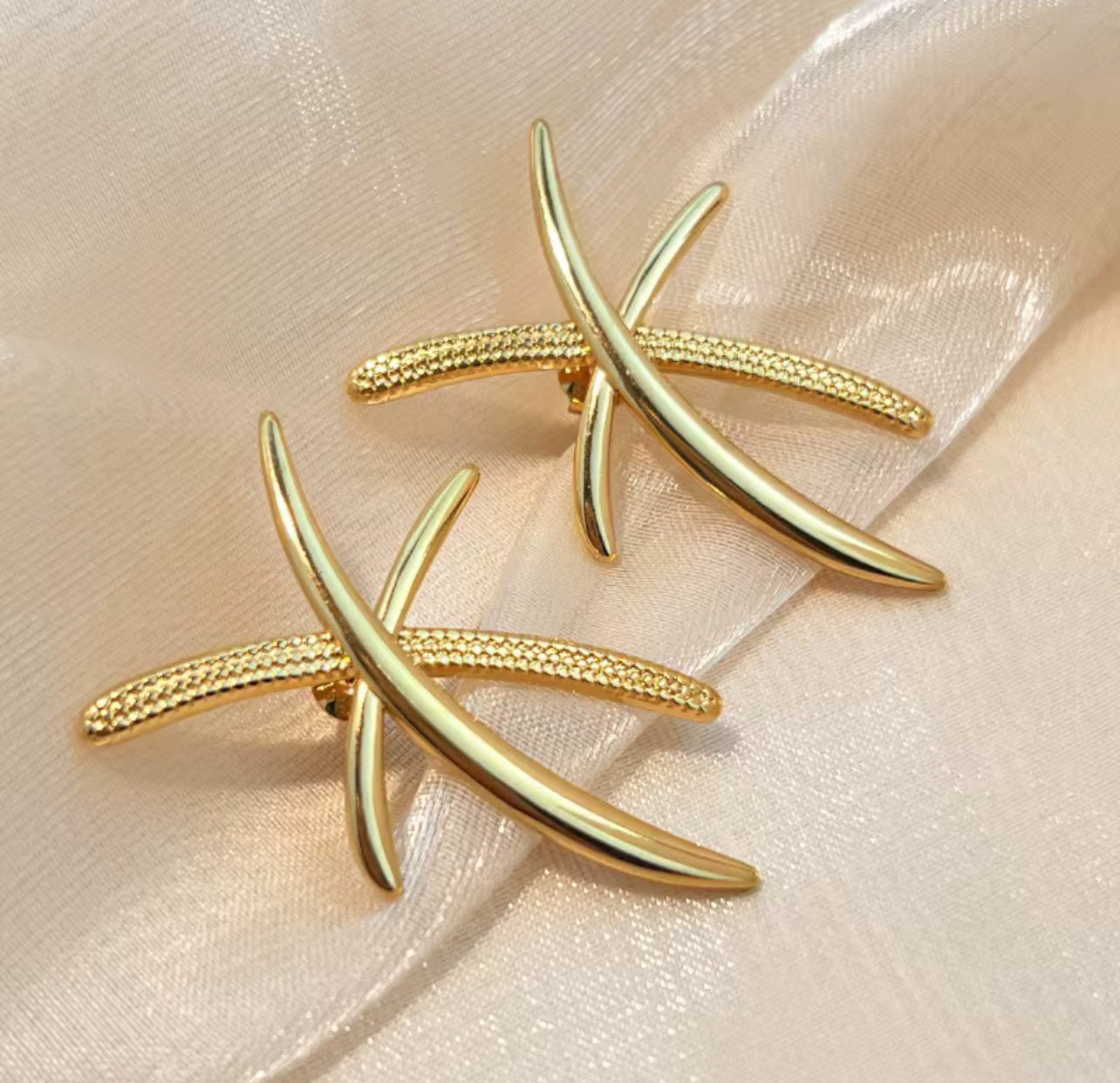 Charming heavy metal fan-shaped pearl 18K women's earrings, waterproof and non-fading stainless steel, wife gift